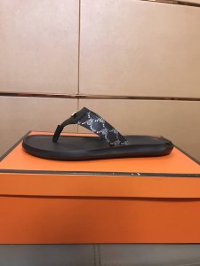 工厂p价 Gucci古奇拖鞋 男鞋高端品牌 最新力作：原面料釆用进口品牌印花+饰扣，升级版大底，更轻便。简单不失品味，潮人必备，时尚就在脚下，自信满满，夏季拖鞋