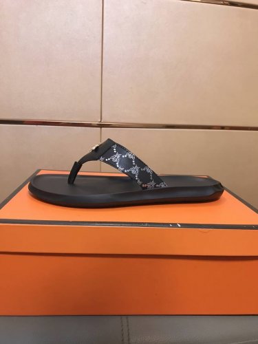 工厂p价 Gucci古奇拖鞋 男鞋高端品牌 最新力作：原面料釆用进口品牌印花+饰扣，升级版大底，更轻便。简单不失品味，潮人必备，时尚就在脚下，自信满满，夏季拖鞋