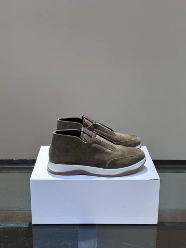 berluti 布鲁提 休闲鞋搭配灵感 ，简约轮廓贴合足部自然曲线，橡胶外底结合小牛皮衬里，诠释舒适百搭格调。鞋面饰以手工缝线，内敛中不乏精致细节。小牛皮鞋面拼