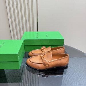纯色 做旧擦色工艺 BOTTEGA VENET*女士Astaire乐福拖鞋 原版一比一做法 一致结绳皮扣卡其色 当今流行的又一趋势 天花板啦最全色百搭 精致平底