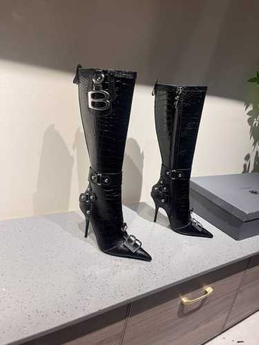 2024巴黎世家长靴金属LE cagloe机车靴 Balenciaga柳丁尖头侧拉链高靴 巴黎时装周重磅新品，海外各大博主相继大秀 金卡戴珊Kardashian