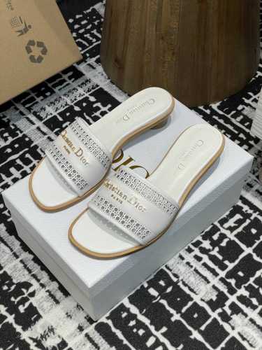 25Ss春夏新款Dior D-Lane 凉拖小圆跟一字镂空拖鞋这款 D-Lane 凉拖彰显经典风格。黑色牛皮革鞋面，展示镂空藤格纹图案，饰以金色饰面金属 Chr