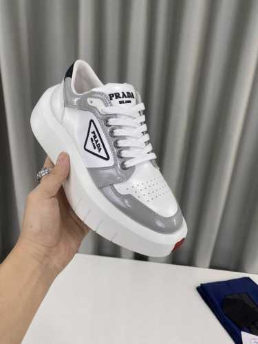 冲量价: 男+10 PRADA 普拉达最新款时尚 休闲 户外 运动厚底鞋 P家此款 鞋底鞋身参考跑车设计 整体造型充满科技感 这不紧是一双休闲鞋 更是文化与艺术