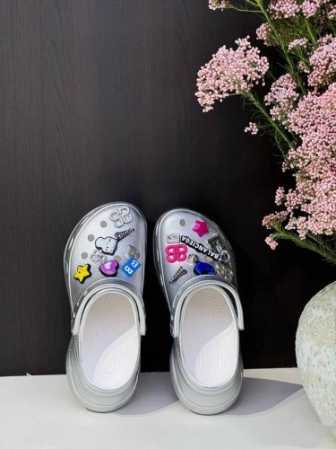 实价： 巴黎世家情侣新款，洞洞鞋，Crocs联名新款 太酷了，Wow～舒适又不单调，金属质感超级强，搭配巴黎世家Logo，简直奢华加倍，拖鞋也能穿出时尚感炎炎夏