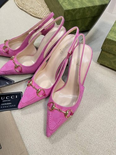 gucci 24Ss春夏新款 G家尖头马衔扣V型系列，经典再现，简约设计高雅品质，鞋面以羊皮双G布材料匠心打造，鞋面缀饰亮眼的经典马衔扣，后带着釆用松紧带设计，