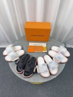 lv驴牌L家 爆款 浮雕Logo 压花 凉拖鞋 本款 pool pillow Comfort 平底凉拖取材科技织物 以高频压印技术重绎 Monogram 图案