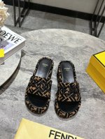 Fendi 芬迪走秀主推厚底系列，新品上线，芬具桌脚设计灵感改创于今年秀场的主推系列鞋履 当季新品拖鞋，众所周知，鞋子永远设计为高级感满满的，高端大气上档次且百