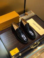 商品名称：Louis Vuitton 路易 威登 正规码数: 38-44 皮鞋 商品材料：精选 牛皮鞋面，舒适牛皮内里；原厂大底。