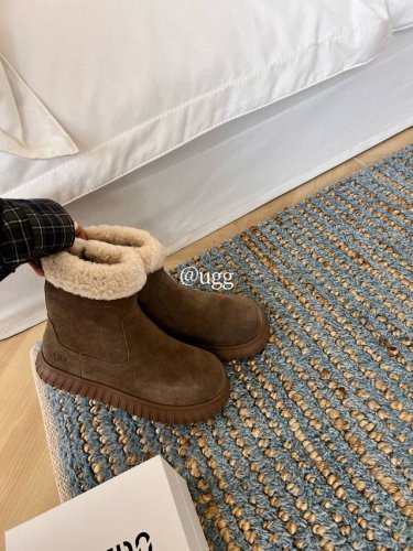 UGG P: 女款Size：35-40 Ugg可爱小土豆雪地靴拖鞋 韩里韩气 韩系小卷毛饼干鞋 冬日小暖炉 这双真的很iue啊！一眼就被种草的雪地靴～ #鞋控の