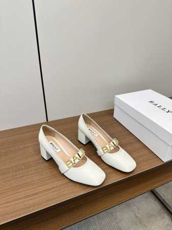 Bally 25早春新品时尚字母扣粗跟玛丽珍单鞋 Bally2025春夏新款，时尚粗跟平底马丽珍logo 字母单鞋，走秀款芭蕾舞鞋款式新颖别致，采用方形头型设计 - 点击图像关闭