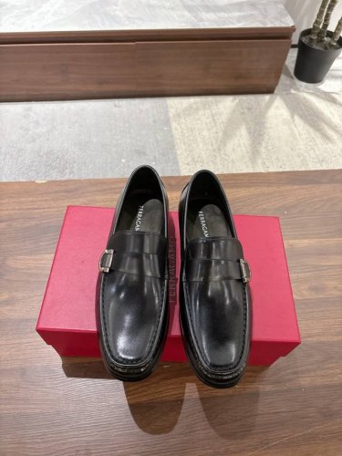 菲拉格慕Ferragamo 男士精品休闲皮鞋，顶级品质，鞋面进口牛皮，水染牛皮内里，真皮大底，标准码数39-44 38.45.46定做 ，