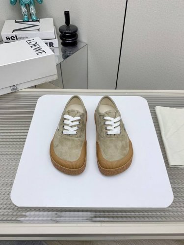 出厂 高版本 Loewe 罗意威 大脚丫对于宽脚丫的Mm们极度友好的一款鞋 这款布鞋舒适度满分简直太好穿了、有种潮酷潮酷的感觉，单宁布的配色更显青春活力采用标志