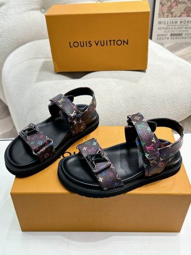 Louis Vuitton路易威登夏新款拖鞋火爆上市，1:1高级定制，秒杀一切仿品，原版开模Logo冲孔装饰，既时尚又美观，早春新款 顶级版本 代购级别！高级感