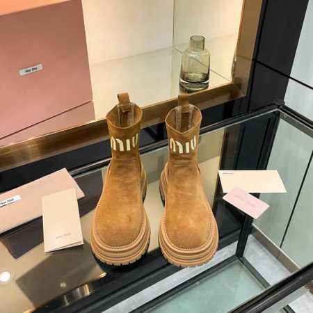 2024 MIUMIU 缪缪最新雪地靴！ 怎么穿都好看，时髦精美，最爱上脚超级舒服，保暖神器！ 鞋面:原版一比一特定牛反绒+羊毛一体内裡。高定材质。三色供选:栗 - 点击图像关闭