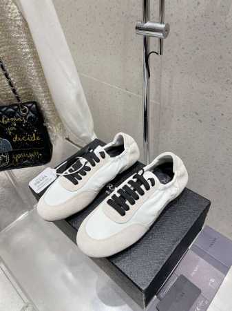 代购级 prada 普拉达新款德训鞋 鞋面麂皮有肌理感，内里羊皮包裹，软软糯糯的 鞋垫加厚小羊皮，踩上去无比舒适，有支撑感，又包裹得很好的感觉 鞋型包裹感十足， - 点击图像关闭