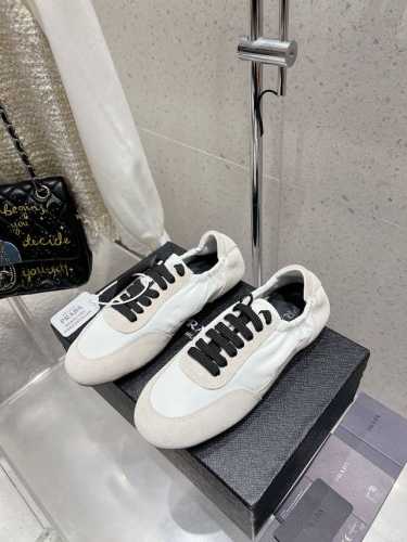 代购级 prada 普拉达新款德训鞋 鞋面麂皮有肌理感，内里羊皮包裹，软软糯糯的 鞋垫加厚小羊皮，踩上去无比舒适，有支撑感，又包裹得很好的感觉 鞋型包裹感十足，
