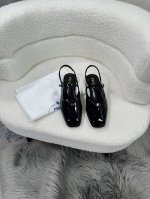 橙子出厂价p prada 普拉达 春夏新款 漆皮包头后空低跟凉鞋 漆皮 营造出随性松弛的氛围感 码数 35-40