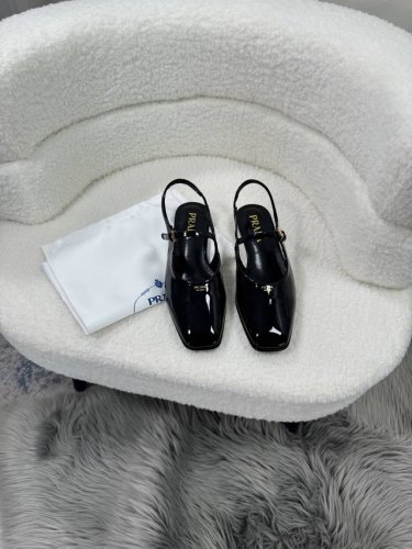 橙子出厂价p prada 普拉达 春夏新款 漆皮包头后空低跟凉鞋 漆皮 营造出随性松弛的氛围感 码数 35-40