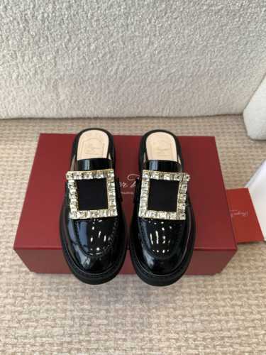 P390Roger Vivier 新款方扣半拖鞋 进口皮料手感特别好，并且在保持皮料柔软细腻的同时又会让鞋子整体非常立体 整体非常有型 钻扣鞋面进口环保牛漆皮原