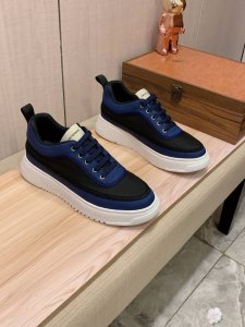 新款: 厂价 阿玛尼Armani* 最新爆款休闲鞋，顶端品牌奢侈～代购，顶级～质量。鞋面選用进口透气牛皮搭配织布材质透气羊皮垫脚 精细做工。原版个性时尚柔软橡膠