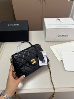 羊皮 香奈儿 23K Kelly 手提链条包 Chanel 叱咤整个秀场，简直美绝了～ 简约又复古的小手提很灵魂很舒适。 D-29尺寸20×13折叠盒飞机盒
