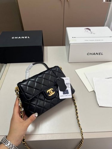 羊皮 香奈儿 23K Kelly 手提链条包 Chanel 叱咤整个秀场，简直美绝了～ 简约又复古的小手提很灵魂很舒适。 D-29尺寸20×13折叠盒飞机盒