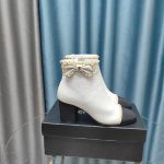 冲量价: CHANE*｜小香24P链条蝴蝶结粗跟短靴 本季王炸神款香家经典蝴蝶结链条元素，时髦感十足的单品！造型立体饱满，帅气十足！谁穿谁爱上！真的值得入手！