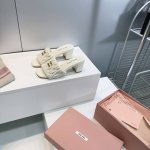 高品质出厂粗跟 ！顶级品质Miumiu谬2025春夏新款柔软小羊皮皱面平跟高跟拖鞋系列！ 可甜可盐的喵喵女孩 褶皱的鞋面给这款凉拖增添不少少女心。 原版开发，各
