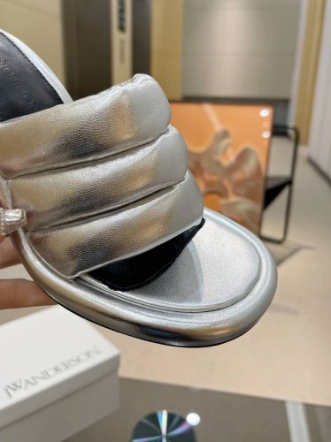 JW Anderson ] [ ]2024新款皮质玛丽珍高跟鞋已上线 ISN博主都在入手的Bumper 全新系列鞋履前卫蔓延、撞色圆形边饰为经典注入摩登基因 、