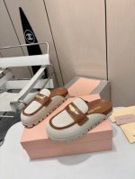 P300 被追问无数次的Miumiu包头半拖 终于让我挖到了 家人们谁懂啊！Miumiu今年放大招，这双包头半拖一整个美出新高度，时尚精的Dna狠狠动了！ 进口