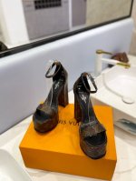 出厂 Loui& Vuitto& Lv欧美风时尚凉鞋 ++= 最新款路易威登传统硬箱的精巧标准品牌扣你前带简约大方 春夏新品 专柜主打最新款高跟系列 硬货上新