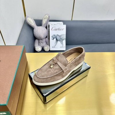 LP诺悠翩雅 Loro Piana 拖鞋 LP Summer Charms Slipper 拖鞋，这款绒面羊皮革拖鞋配有Loro Piana My Charms