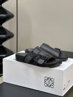 女 男 p Loewe Ss24 New Arrival l家24春夏水台拖鞋 鞋底造型很别致呀 舒适度漏眼可见 小牛皮鞋面 包裹水台的也是同种牛皮 非常舒适养