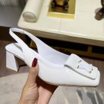 跟高5.5Cm 9.5Cm 春夏驴家新品专柜同歩 女神必备单品 高品质货 原版开模钻石扣 进口钻 烤漆原版扣 每颗都是那么闪 原版开模跟型 进口淋漆皮 垫脚内里