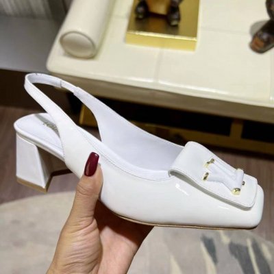 跟高5.5Cm 9.5Cm 春夏驴家新品专柜同歩 女神必备单品 高品质货 原版开模钻石扣 进口钻 烤漆原版扣 每颗都是那么闪 原版开模跟型 进口淋漆皮 垫脚内里