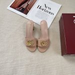 橙子出厂价p gucci 古驰 夏季新款 水钻双G扣粗跟拖鞋 一字拖 休闲凉拖 跟高 6Cm 码数 34-41 备注 34.40.41定制不退换