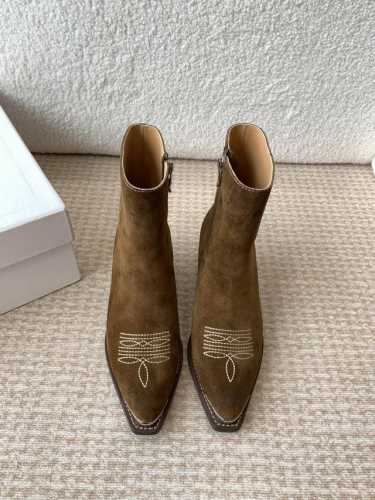 Celine 赛琳 24ss秋冬新品 复古粗跟 切尔西 尖头 铁扣短靴 塞琳这一季好看的款式真的是很多 比如这款军靴就很机车风 重点夸夸靴筒设计 完全不挑腿型