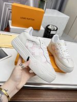 款 LV Groovy 运动鞋以摩登视角解读精致设计，令皮革祥龙贴饰栖身侧面。标志性大号鞋底饰有花卉细节和 Damier 图案，轻软构型成就舒适体验。 码数：女