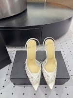 仙女版凉鞋，纯手工蕾丝折叠工艺，非常的美，上脚无敌了 进口 真丝+蕾丝 内里 羊皮 鞋底 牛皮大底 优雅风格 创造不一样的感觉 跟高 9.5 Cm 专柜包装 简