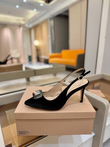 价格P： Gianvito Rossi 2025新款拖鞋 原版开发 顶级版本 代购品质 超美的大宝石高跟凉鞋。大颗宝石璀璨夺目，仿佛把星辰踩在脚下，瞬间成为人群