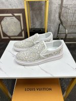 Lv-路易威登 经典款运动休闲鞋时下新品，采用牛皮配品牌印花面料舒适真皮内里。完美楦型，大方时尚的设计，吸引了众多消费者的追捧，码数：38-44 45定做不退换
