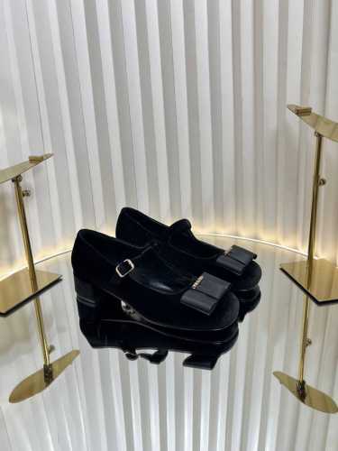 PRADA 普拉达 25 早春新款 粗跟圆头 蝴蝶结玛丽珍 经典时尚配色 毫不费力的优雅风来袭 时髦 精致绝美包头 外穿时尚气质简约新款日常美出高级感，上脚超好
