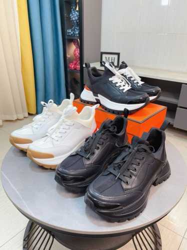 出厂价p Hermes 爱马仕 高端品质 原单鞋面：摔纹小牛皮、反绒小牛皮、鞋身车缝H图腾，大底：超轻Tpu发泡 橡胶；双色成型大底，超高品控 做工精细：凸显