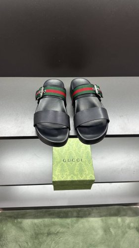G家 新款 男码39 45 46.订做 这款拖鞋采用 Gg 聚酯纤维制成 正面饰有 Gucci 标签 为款式增添了醒目的徽标感 Gucci Made In It