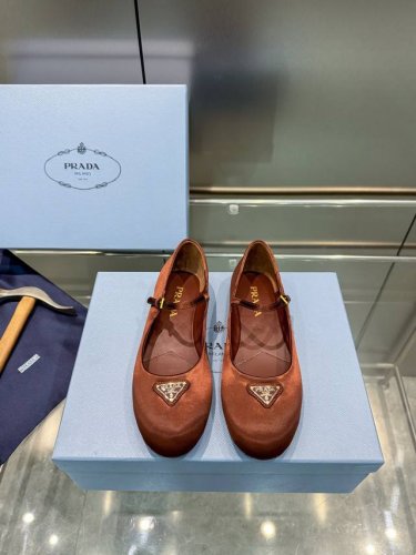 prada 普拉达Ss春夏新品 闪亮登场 玛丽珍平底芭蕾舞鞋 柔软舒适 ，小红书各大博主推荐，妥妥的学院风通勤1-1开发 圆头金色三角标扣 出厂价p 面料 ：羊