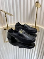 Miu Miu 24Ss秋冬季 布洛克方头乐福鞋 这款布洛克鞋线条简约设计经典 饰以Miu Miu徽标搭扣等金属细节 后松紧设计可踩脚一脚蹬 鞋面采用了进口 胎