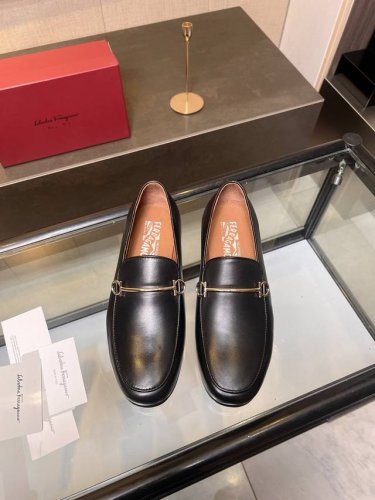 菲拉格慕Ferragamo男士精品皮鞋，这款男士乐福鞋型优雅，细节华丽，彰显端庄考究风范，适合伴您出席鸡尾酒会。面料采用进口牛皮，呈现令人惊艳的质感，内里本染细