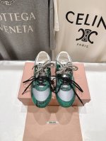 高版本出厂 缪缪Miumiu2025Ss早春新款蛇纹系带做旧休闲鞋～ 今年主推款 复古做旧时尚 简约高级 随意搭配 上脚非常舒适，年度必入款！ 鞋面：进口蛇纹皮