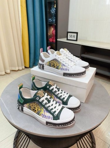 出厂价P Versace 范思哲最新款精心打造，引爆全场！不断创新的国际品牌 此款男士四季款休闲鞋，牛皮鞋面羊皮内里橡胶防滑大底，透气舒适以质量说话 码数：38