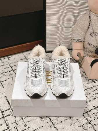 顶级品质 dior fw24 new arrival～ cd 2024 Chrono 毛毛运动鞋 看着一般，上脚贼好看绝绝子单品！ 每一个细节都是时髦焦点啊！关 - 点击图像关闭